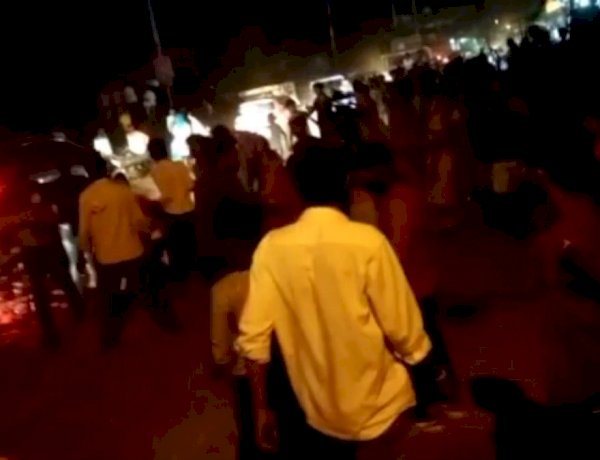 शिवपुरी में महिलाओं ने शराब दुकान पर किया हंगामा, सड़कों पर फेंकी शराब की पेटियां