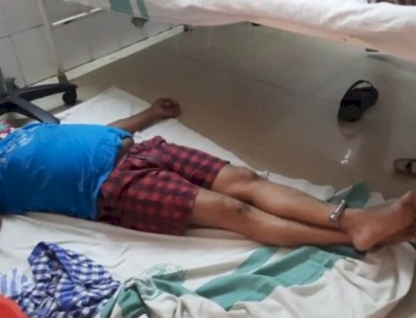 एमपी के बाद ओडिशा के पत्रकार पर ज़ुल्म का वीडियो वायरल, राज्य पुलिस ने पैरों में लगाई बेड़ियां