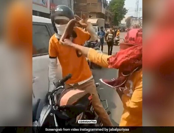 जबलपुर: स्कूटी टकराई तो बौखला गई लड़की, बीच सड़क फूड डिलिवरी एजेंट को जूती से पीटा