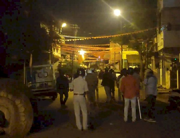 कर्नाटक के ओल्ड हुबली पुलिस स्टेशन में पथराव की घटना, इंस्पेक्टर सहित 4 पुलिसकर्मी घायल, धारा 144 लागू