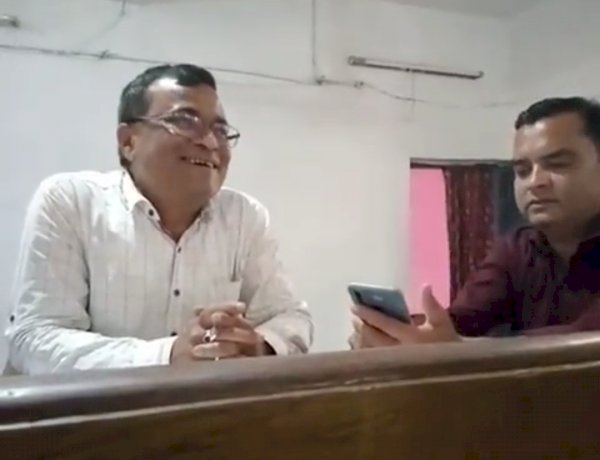 व्हिस्की पिलाओ काम कराओ, नायब तहसीलदार ने किसान से की ब्लेंडर्स प्राइड की डिमांड, वीडियो वायरल व्हिस्की पिलाओ काम कराओ, नायब तहसीलदार ने किसान से की ब्लेंडर्स प्राइड की डिमांड, वीडियो वायरल