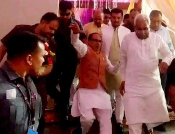 सीढ़ियों से उतरते वक्त लड़खड़ाकर गिरे CM शिवराज सिंह चौहान, ढाई महीने में दूसरी बार फिसले सीढ़ियों से उतरते वक्त लड़खड़ाकर गिरे CM शिवराज सिंह चौहान, ढाई महीने में दूसरी बार फिसले