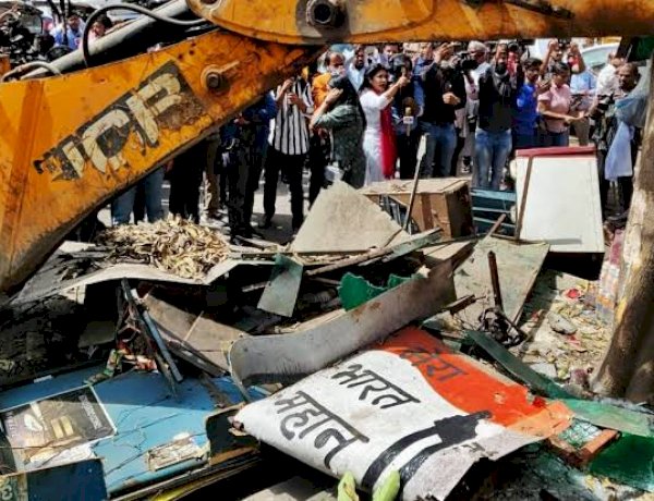 दिल्ली में डिमॉलिशन ड्राइव पर रोक बरकरार, सुप्रीम कोर्ट ने आदेश के बावजूद तोड़फोड़ पर जताई नाराजगी दिल्ली में डिमॉलिशन ड्राइव पर रोक बरकरार, सुप्रीम कोर्ट ने आदेश के बावजूद तोड़फोड़ पर जताई नाराजगी