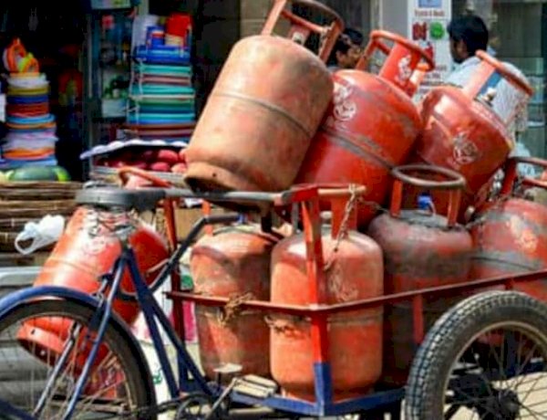 आम आदमी पर फिर पड़ी महंगाई की मार, महंगा हुआ घरेलू गैस सिलेंडर, 50 रुपए बढ़े दाम