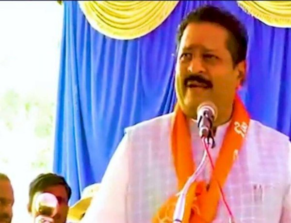 कर्नाटक: मुख्यमंत्री बनाने के लिए मांगे थे 2500 करोड़ रुपए, बीजेपी विधायक का सनसनीखेज दावा कर्नाटक: मुख्यमंत्री बनाने के लिए मांगे थे 2500 करोड़ रुपए, बीजेपी विधायक का सनसनीखेज दावा