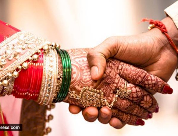 शादी में दूल्हे के शेरवानी पहनने पर विवाद इतना बढ़ा की घराती-बाराती में हुई हाथापाई, फूल की जगह बरसे पत्थर 