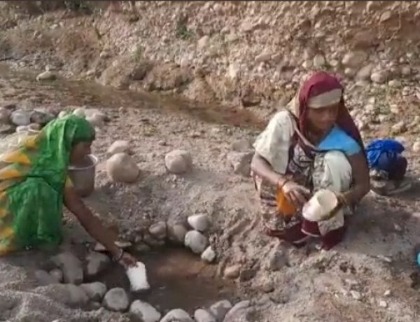 गड्ढा खोदकर पानी की एक-एक बूंद के लिए मशक्कत करते आदिवासी, नर्मदापुरम जिले के केसला गांव की तस्वीर गड्ढा खोदकर पानी की एक-एक बूंद के लिए मशक्कत करते आदिवासी, नर्मदापुरम जिले के केसला गांव की तस्वीर