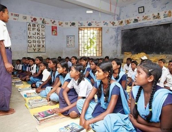 2018-19 में 51000 सरकारी स्कूल हुए बंद, दिग्विजय सिंह ने कहा- बताएँ, भाजपा गरीब विरोधी है या नहीं?