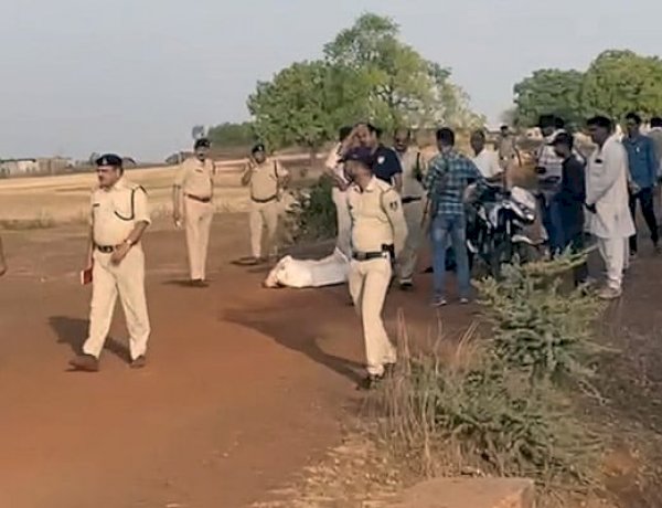 गुना में शिकारियों ने की तीन पुलिसकर्मियों की हत्या, दिग्विजय सिंह ने पीड़ित परिवारों के लिए की मुआवजे की मांग