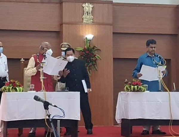माणिक साहा ने ली त्रिपुरा के मुख्यमंत्री पद की शपथ, 2016 में कांग्रेस छोड़ भाजपा में हुए थे शामिल माणिक साहा ने ली त्रिपुरा के मुख्यमंत्री पद की शपथ, 2016 में कांग्रेस छोड़ भाजपा में हुए थे शामिल