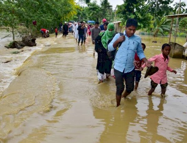 असम में बाढ़ से तबाही जैसे हालात , 6 लाख से ज्यादा लोग प्रभावित असम में बाढ़ से तबाही जैसे हालात , 6 लाख से ज्यादा लोग प्रभावित