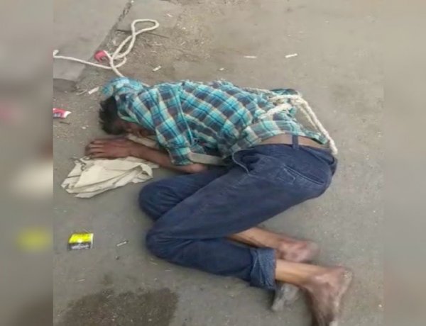 ग्वालियर में चोरी के शक में युवक की बेरहमी से पिटाई, वीडियो वायरल ! ग्वालियर में चोरी के शक में युवक की बेरहमी से पिटाई, वीडियो वायरल !