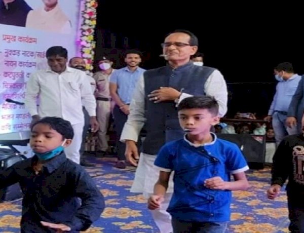 एक कार्यक्रम में बच्चों के साथ चम्मच रेस करते हुए सीएम शिवराज सिंह चौहान। - फाइल फोटो एक कार्यक्रम में बच्चों के साथ चम्मच रेस करते हुए सीएम शिवराज सिंह चौहान। - फाइल फोटो