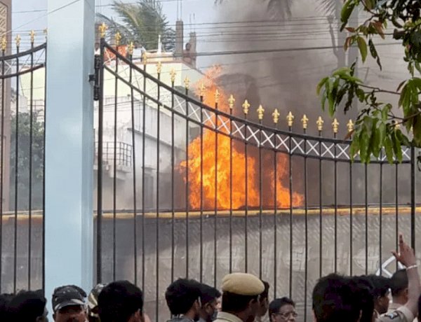 आंध्र प्रदेश: जिले का नाम बदलने पर मचा बवाल, भीड़ ने मंत्री के घर में लगाई आग आंध्र प्रदेश: जिले का नाम बदलने पर मचा बवाल, भीड़ ने मंत्री के घर में लगाई आग