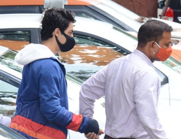 ड्रग्स केस में आर्यन खान को मिली क्लीन चिट, NCB ने फाइल की चार्जशीट ड्रग्स केस में आर्यन खान को मिली क्लीन चिट, NCB ने फाइल की चार्जशीट