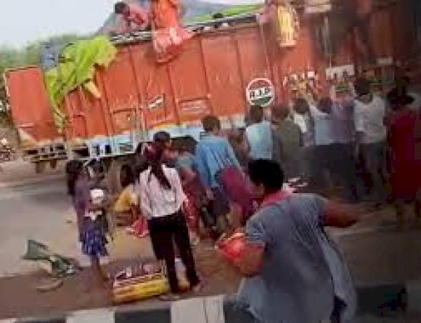 बिलासपुर में दो ट्रकों में भिड़ंत, लोगों में चना की बोरी लूटने की होड़