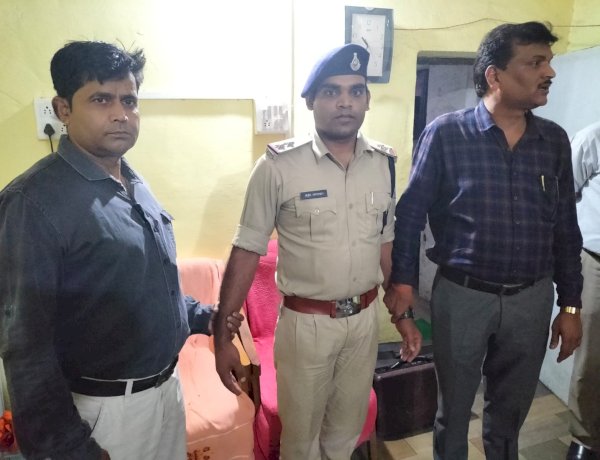 सीहोर जिले के श्यामपुर थाने में पदस्थ उप निरीक्षक को लोकायुक्त ने 25 हजार रूपये की रिश्वत लेते रंगे हाथों पकड़ा