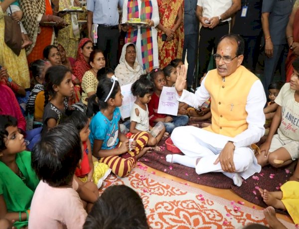 बच्चों के साथ आंगनवाड़ी में मुख्यमंत्री शिवराज सिंह चौहान : फाइल फोटो बच्चों के साथ आंगनवाड़ी में मुख्यमंत्री शिवराज सिंह चौहान : फाइल फोटो