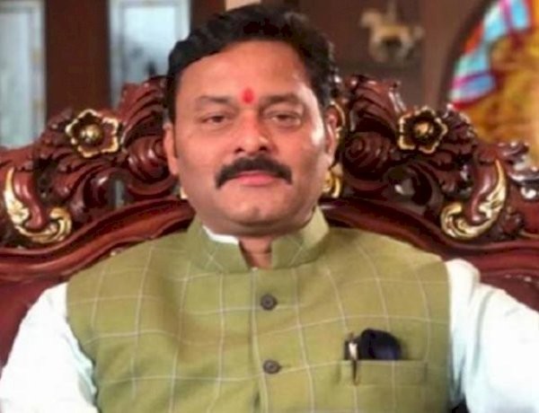पत्रकारिता छोड़ दो वरना बेटी का रेप कर दूंगा, BJP विधायक ने पत्रकार को पीटा, फिर दी घिनौनी धमकी पत्रकारिता छोड़ दो वरना बेटी का रेप कर दूंगा, BJP विधायक ने पत्रकार को पीटा, फिर दी घिनौनी धमकी