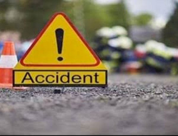 ग्वालियर में तेज रफ्तार कार ने सड़क पर खड़े युवकों को मारी टक्कर, युवक बाल बाल बचे ग्वालियर में तेज रफ्तार कार ने सड़क पर खड़े युवकों को मारी टक्कर, युवक बाल बाल बचे