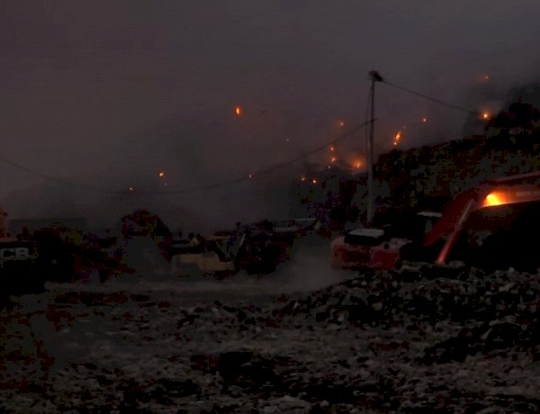 दिल्ली: भलस्वा लैंडफिल साइट पर फिर लगी आग, फायर ब्रिगेड कि 12 गाडियां आग बुझाने में जुटीं