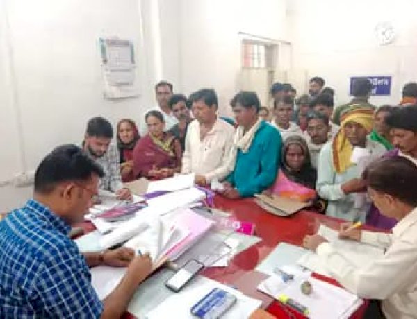 गुना: महिला आरक्षित सीटों पर पुरुषों ने भरा पर्चा, आशा बहनों के चुनाव लड़ने पर रोक, पूर्व डकैत की पत्नी सरपंच निर्वाचित गुना: महिला आरक्षित सीटों पर पुरुषों ने भरा पर्चा, आशा बहनों के चुनाव लड़ने पर रोक, पूर्व डकैत की पत्नी सरपंच निर्वाचित