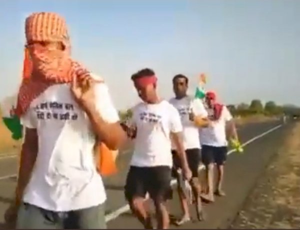हक के लिए जद्दोजहद: 46 डिग्री पारे में युवाओं का पैदल मार्च, पैरों में पड़े छाले पर पस्त नहीं हुए हौसले