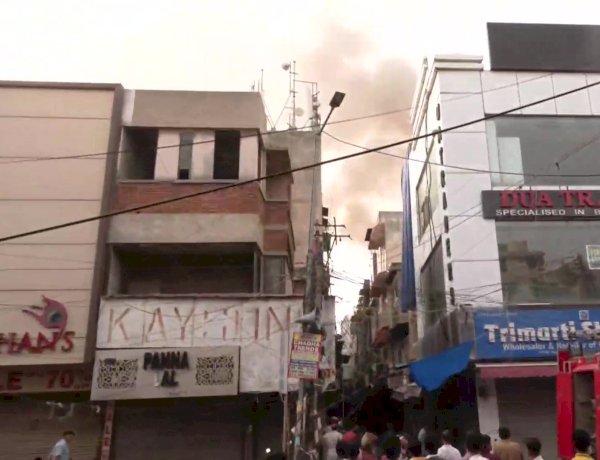 दिल्ली: करोलबाग के गफ्फार मार्केट में लगी भीषण आग, दमकल की 39 गाडियां मौके पर मौजूद