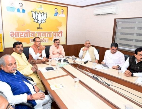 महापौर चुनाव: BJP में टिकट के लिए घमासान, आधी रात तक चली कोर ग्रुप की बैठक, खत्म नहीं हुआ विवाद महापौर चुनाव: BJP में टिकट के लिए घमासान, आधी रात तक चली कोर ग्रुप की बैठक, खत्म नहीं हुआ विवाद