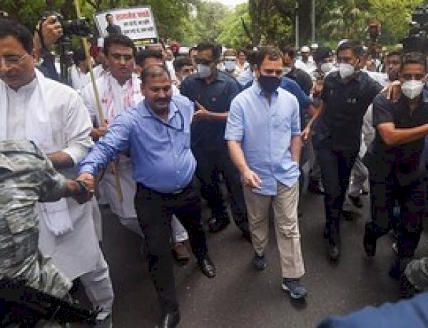 हज़ारों समर्थकों के साथ राहुल गांधी का ईडी दफ़्तर तक पैदल मार्च, पूछताछ शुरू