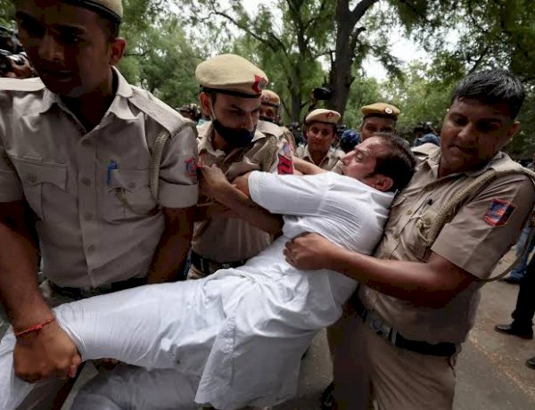 दिल्ली पुलिस के दुर्व्यवहार को लेकर लोकसभा स्पीकर से मिलेंगे कांग्रेस सांसद, देशभर में राजभवन घेराव करेंगे कार्यकर्ता