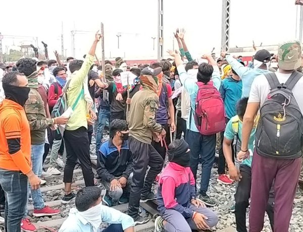 इंदौर में अग्निपथ स्कीम के खिलाफ आक्रोश, रेलवे स्टेशन पर सैंकड़ों युवकों ने किया हंगामा, दो ट्रेनें निरस्त इंदौर में अग्निपथ स्कीम के खिलाफ आक्रोश, रेलवे स्टेशन पर सैंकड़ों युवकों ने किया हंगामा, दो ट्रेनें निरस्त