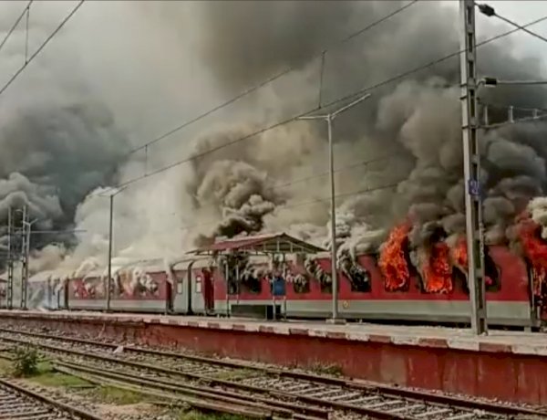 अग्निपथ की आग में जल रहा बिहार, 19 जिलों में हालात बेकाबू, भीड़ ने 6 ट्रेनें फूंक दी, दक्षिण भारत में भी विरोध अग्निपथ की आग में जल रहा बिहार, 19 जिलों में हालात बेकाबू, भीड़ ने 6 ट्रेनें फूंक दी, दक्षिण भारत में भी विरोध