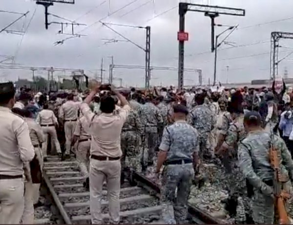 MP में अग्निपथ स्कीम का विरोध, इंदौर में अभ्यर्थियों ने ट्रेन में लगाई आग, पुलिस ने किया लाठी चार्ज- Hum Samvet