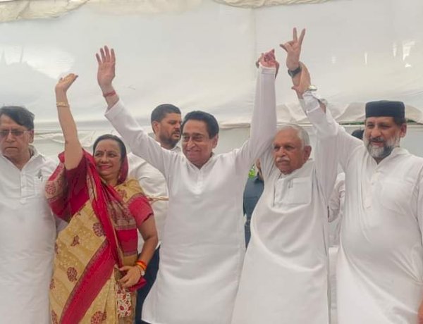 भोपाल: कांग्रेस और बीजेपी कैंडिडेट ने मेयर पद के लिए भरा पर्चा, सीएम चौहान ने विभा पटेल पर साधा निशाना भोपाल: कांग्रेस और बीजेपी कैंडिडेट ने मेयर पद के लिए भरा पर्चा, सीएम चौहान ने विभा पटेल पर साधा निशाना