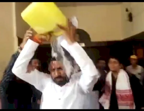 देवास: टिकट नहीं मिलने से नाराज भाजपा नेता ने केरोसिन डालकर किया आत्मदाह का प्रयास देवास: टिकट नहीं मिलने से नाराज भाजपा नेता ने केरोसिन डालकर किया आत्मदाह का प्रयास
