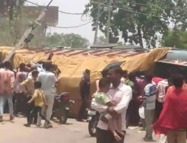 टीकमगढ़: शराब से भरा ट्रक पलटा, ग्रामीणों में मची शराब लूटने की होड़, वीडियो वायरल टीकमगढ़: शराब से भरा ट्रक पलटा, ग्रामीणों में मची शराब लूटने की होड़, वीडियो वायरल