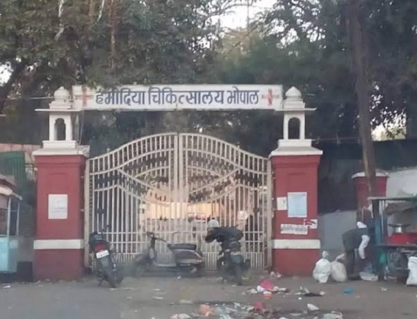 हमीदिया अस्पताल अधीक्षक डॉ मरावी को नर्सों से छेड़छाड़ मामले में क्लीन चिट, कांग्रेस ने सरकारी संरक्षण का लगाया आरोप हमीदिया अस्पताल अधीक्षक डॉ मरावी को नर्सों से छेड़छाड़ मामले में क्लीन चिट, कांग्रेस ने सरकारी संरक्षण का लगाया आरोप
