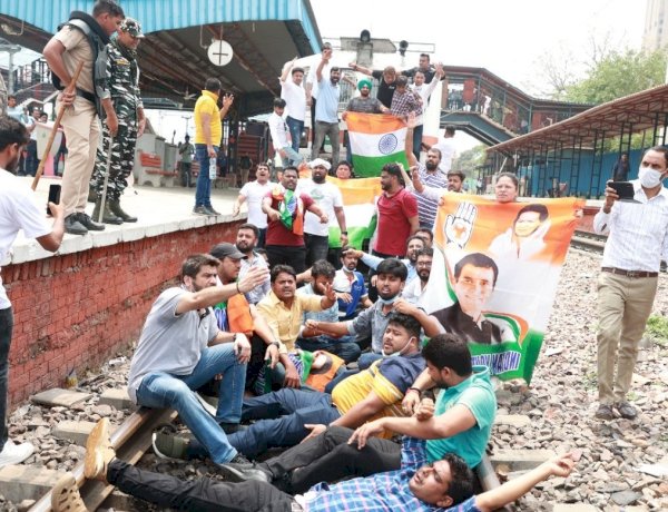 दिल्ली में यूथ कांग्रेस का व्यापक प्रदर्शन, शिवाजी ब्रिज पर रोकी ट्रेन, कनॉट प्लेस इलाके में सड़कों पर बैठे