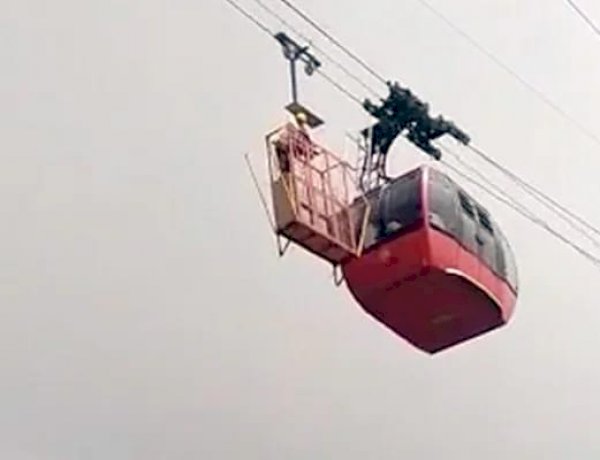 हिमाचल प्रदेश के परवाणु रोपवे में तकनीकी खराबी, हवा में फंसे थे 11 पर्यटक, सभी का सुरक्षित रेस्क्यू हिमाचल प्रदेश के परवाणु रोपवे में तकनीकी खराबी, हवा में फंसे थे 11 पर्यटक, सभी का सुरक्षित रेस्क्यू