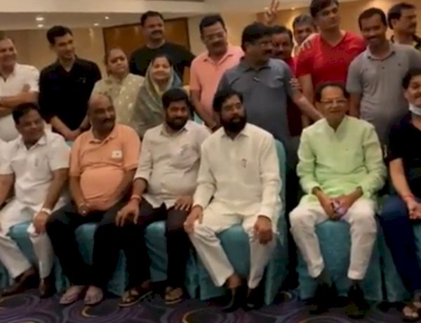 विधायकों को लेकर असम पहुंचे एकनाथ शिंदे, दो-तिहाई संख्या होने का दावा, उद्धव ठाकरे से मिलेंगे कमलनाथ विधायकों को लेकर असम पहुंचे एकनाथ शिंदे, दो-तिहाई संख्या होने का दावा, उद्धव ठाकरे से मिलेंगे कमलनाथ