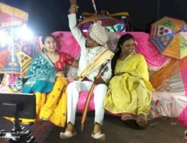 बैतूल में इंजीनियर दूल्हे की बुलडोजर पर निकली बारात, देखने उमड़ी भीड़ बैतूल में इंजीनियर दूल्हे की बुलडोजर पर निकली बारात, देखने उमड़ी भीड़