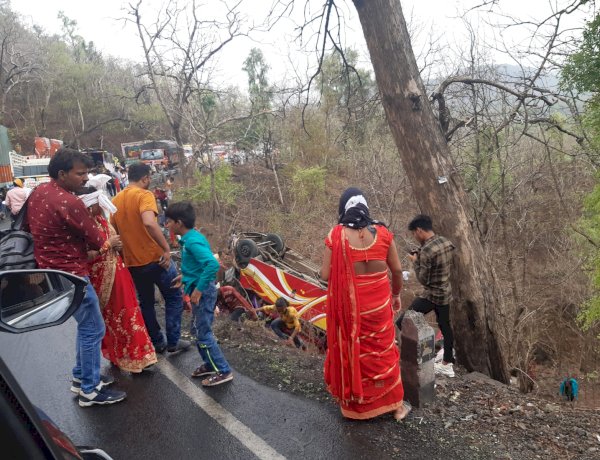 इंदौर खंडवा रोड पर खाई में गिरी बस, 6 लोगों की मौत, 40 घायल