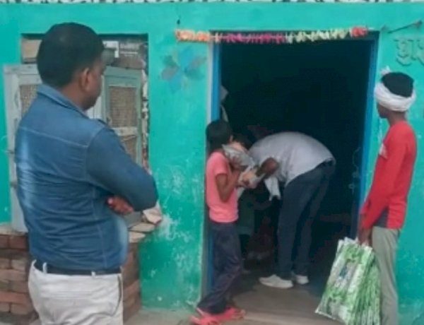 Cash for Vote: पंचायत चुनाव में मतदाताओं को लुभाने पैसे, साड़ी बांटते प्रत्याशी, गुना में 60 हज़ार नगदी सहित तीन लोग गिरफ्तार Cash for Vote: पंचायत चुनाव में मतदाताओं को लुभाने पैसे, साड़ी बांटते प्रत्याशी, गुना में 60 हज़ार नगदी सहित तीन लोग गिरफ्तार