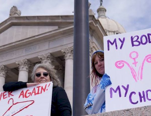 अमेरिका में गर्भपात का संवैधानिक अधिकार खत्म, सुप्रीम कोर्ट ने अपने 50 साल पुराने फैसले को पलटा