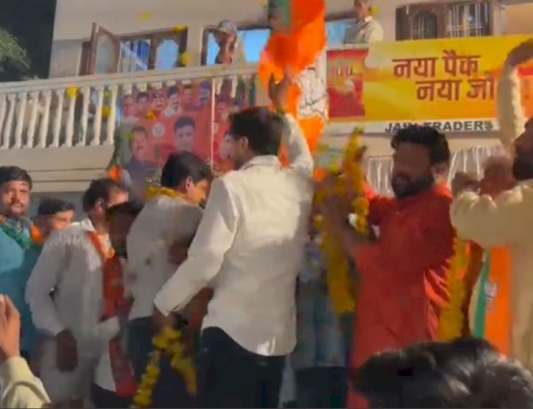 मंच पर चढ़ते ही धड़ाम से गिरे मंत्री तुलसी सिलावट, इंदौर में BJP महापौर कैंडिडेट के लिए कर रहे थे प्रचार