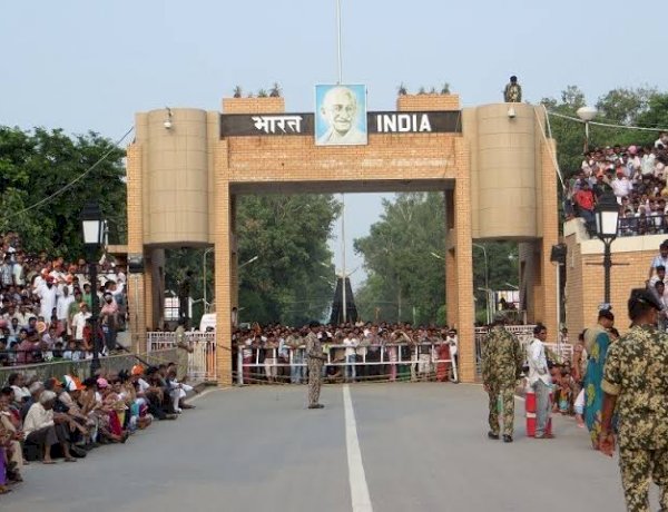 रीवा की युवती को पाकिस्तानी युवक से हुआ प्यार, बॉर्डर क्रॉस करते वक्त सुरक्षाबलों ने पकड़ा, वापस भेजा रीवा रीवा की युवती को पाकिस्तानी युवक से हुआ प्यार, बॉर्डर क्रॉस करते वक्त सुरक्षाबलों ने पकड़ा, वापस भेजा रीवा