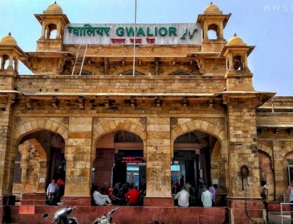 ग्वालियर रेलवे स्टेशन पर बम होने की सूचना, पुलिस ने ट्रेनें रोकी, प्लेटफॉर्म खाली करवाया, बम डिस्पोजल दस्ता तैनात ग्वालियर रेलवे स्टेशन पर बम होने की सूचना, पुलिस ने ट्रेनें रोकी, प्लेटफॉर्म खाली करवाया, बम डिस्पोजल दस्ता तैनात
