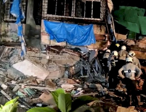 मुंबई के कुर्ला इलाके में 4 मंजिला इमारत जमींदोज, 12 सुरक्षित निकाले गए, कई अब भी मलबे में दबे