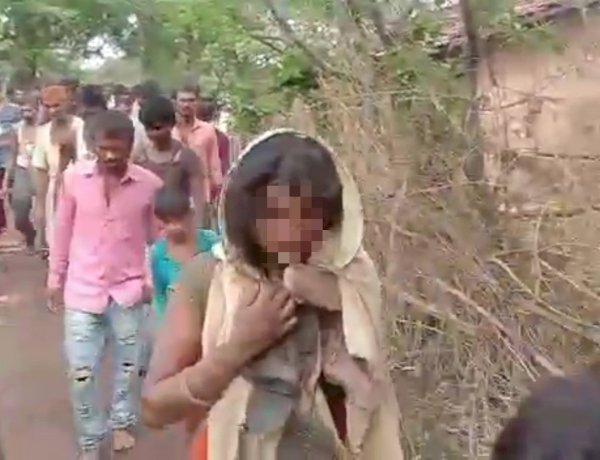 क्रूर समाज का खौफनाक चेहरा: देवास में आदिवासी महिला के साथ बर्बरता, भीड़ ने लात-घूंसों से पीटकर अधमरा किया क्रूर समाज का खौफनाक चेहरा: देवास में आदिवासी महिला के साथ बर्बरता, भीड़ ने लात-घूंसों से पीटकर अधमरा किया
